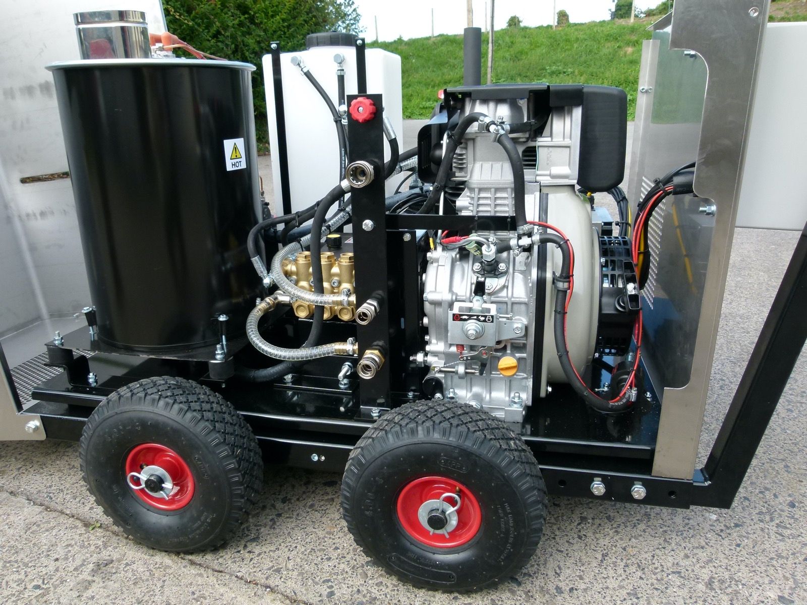 Dirt Driver Universal Mobile Hot 200 Bar Diesel Pressure Washer – 200 Bar at 15 LPM