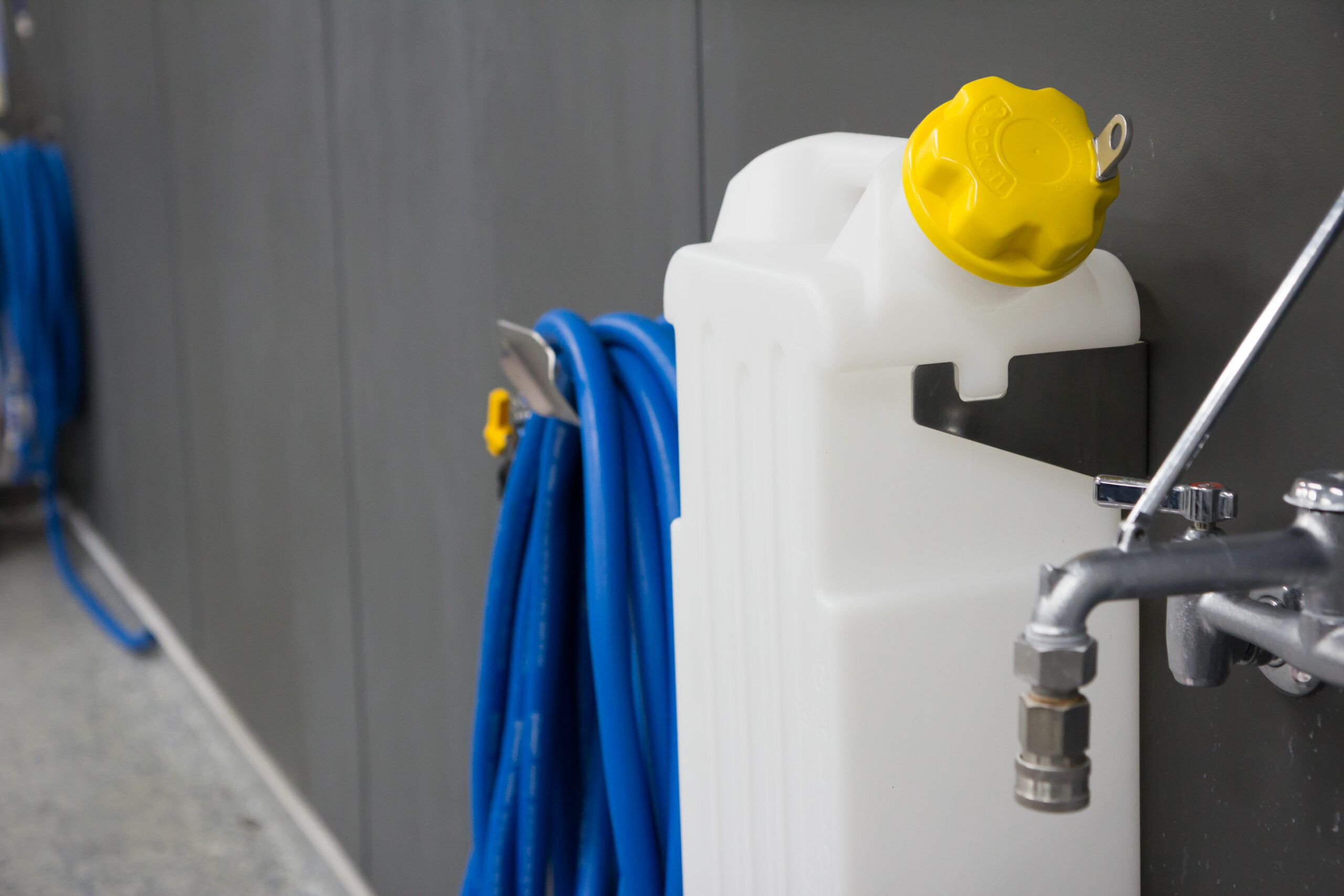 FOAMit 5 Gallon Chemical Jug with Locking Cap – image 2