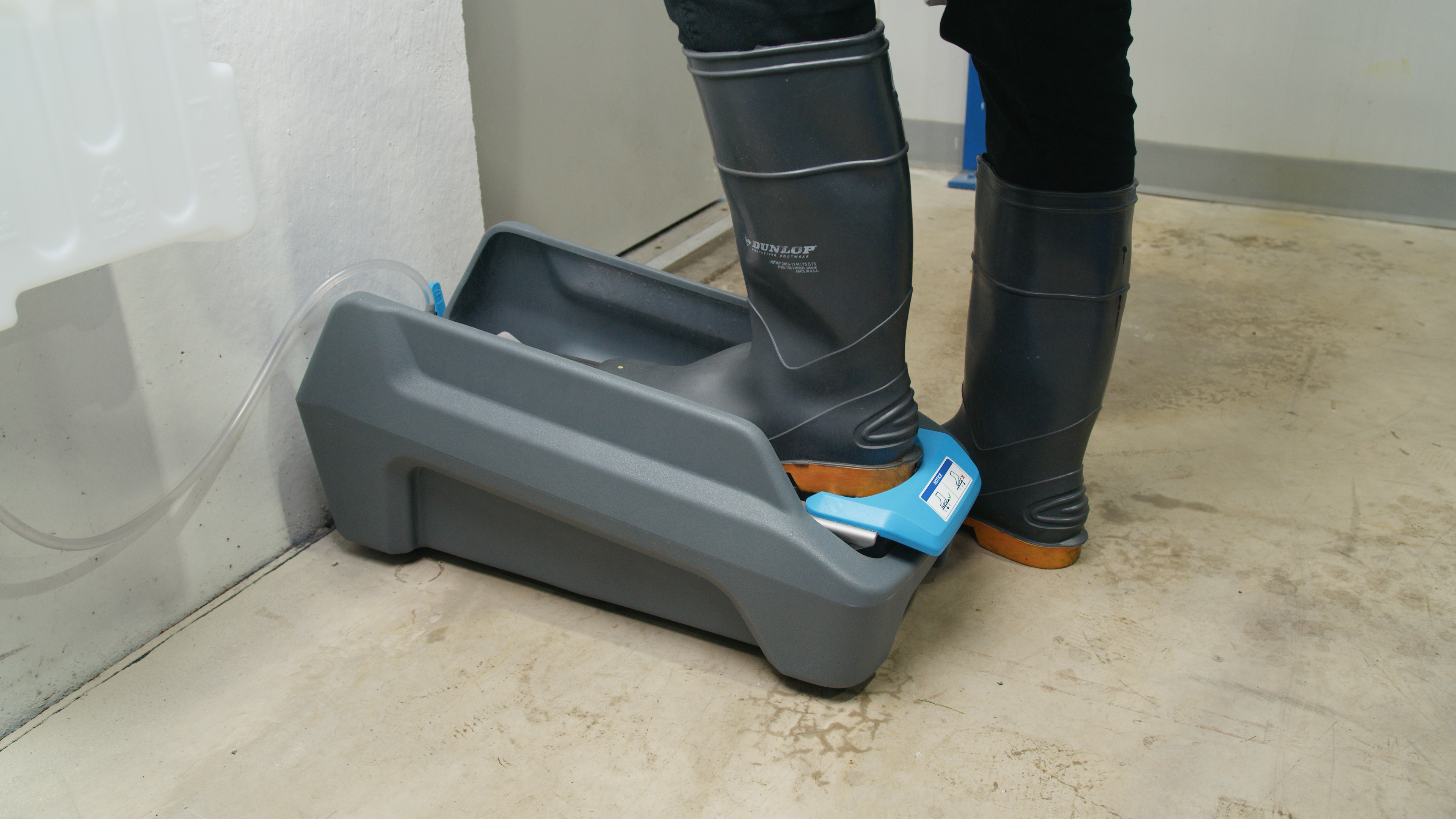 FOAMit Airless Footwear Sanitizing Unit with Boot Scrubber and Combo Base Plate – image 2